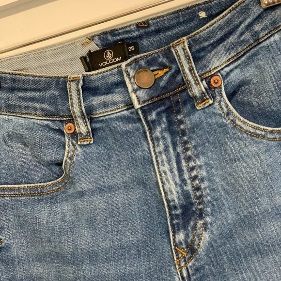 BNWOT VOLCOM WOMENS LIBERATOR HR CROP SKINNY LIGHT WASH DENIM | DISTRESSED ANKLE - Picture 6 of 7